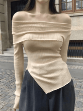 Geripptes Strickoberteil mit Schlitz und schulterfreiem Schnitt